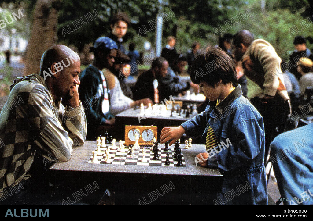 LAURENCE FISHBURNE y MAX POMERANC en EN BUSCA DE BOBBY FISCHER, 1993 (SEARCHING FOR BOBBY FISCHER), dirigida por STEVEN ZAILLIAN. Copyright MIRAGE ENTERPRISES.