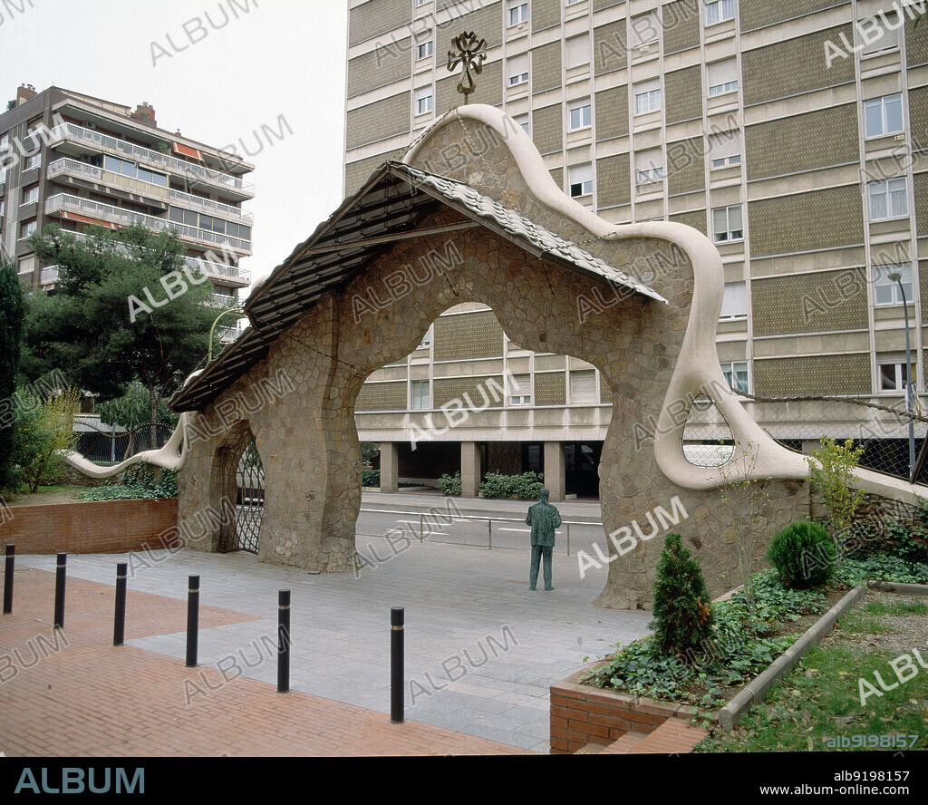 ANTONI GAUDÍ. PUERTA DE ENTRADA A LA FINCA MIRALLES CON ESCULTURA DE GAUDI - 1902.