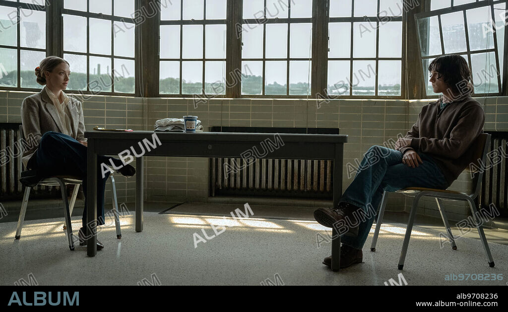 AMANDA SEYFRIED y TOM HOLLAND en THE CROWDED ROOM, 2023, dirigida por MONA FASTVOLD. Copyright Apple TV+ / Regency Enterprises.