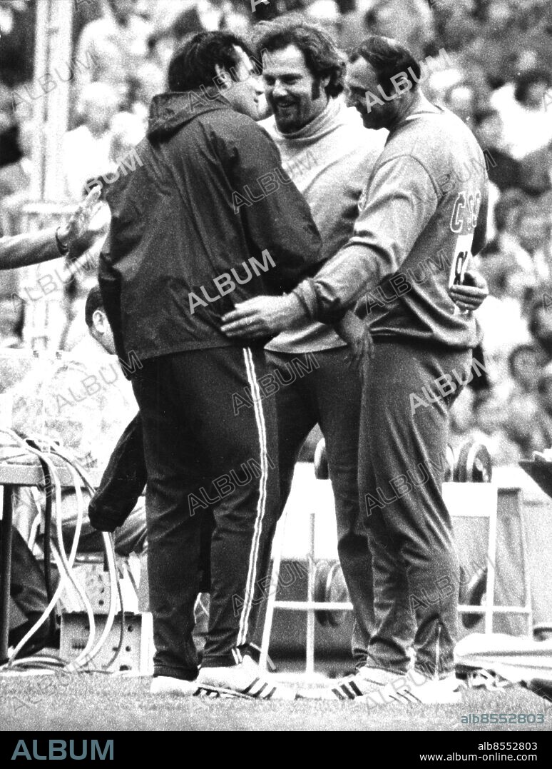 MÜNCHEN 1972-09-02. Guldmedaljören Ludvik Danek från Tjeckoslovakien, (th) silvermedaljören Jay Silvester (tv) och bronsmedaljören Ricky Bruch (mitten) efter herrarnas diskusfinal vid OS i München 1972. Foto: Roony Johansson / Skånereportage / IBL Bildbyrå / TT / Kod 36100.