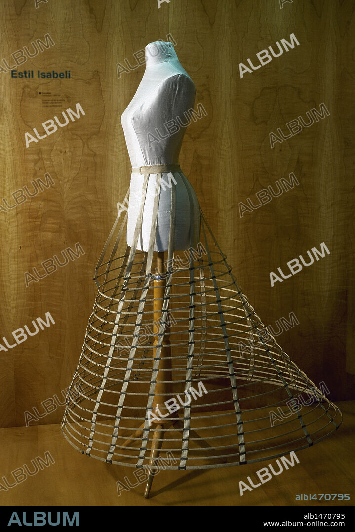Maniquí con un armazón desde la cintura para dar volumen a los vestidos de la moda isabelina. Museo Textil y de la Indumentaria. Barcelona. Cataluña. España.