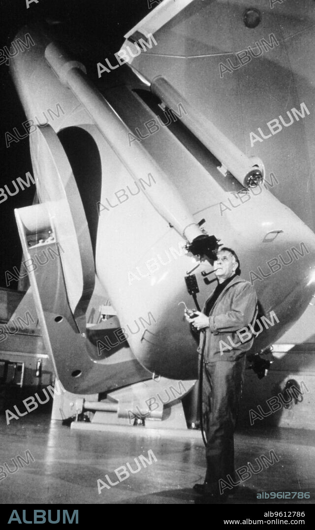 Edwin Powell Hubble (1899-1953), American astronomer, in the obsevatory. Using the powerful hooker 100 inch reflector at Mount Wilson Observatory, Powell was the first to establish that there were other galaxies beyond our own. He also discovered the 'red shift' of the light from these distant galaxies, proving that the Universe is expanding, which he expressed mathematically as the Hubble Constant. Courtesy Astronomical Society of the Pacific.