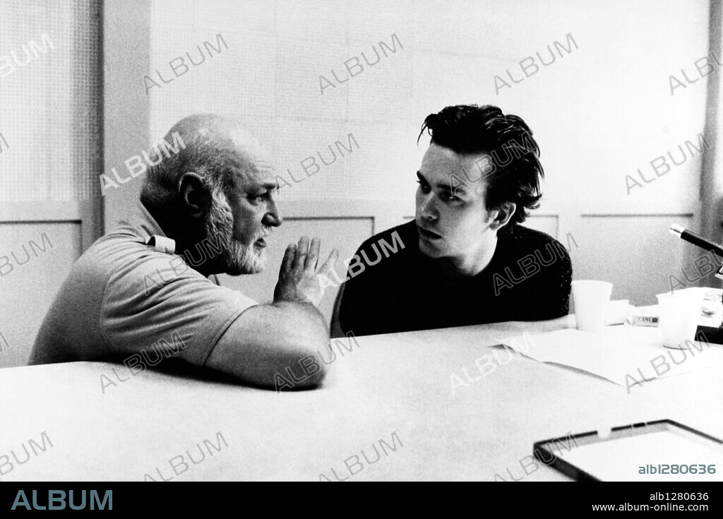 JOHN SCHLESINGER and TIMOTHY HUTTON in THE FALCON AND THE SNOWMAN, 1985, directed by JOHN SCHLESINGER. Copyright ORION PICTURES.