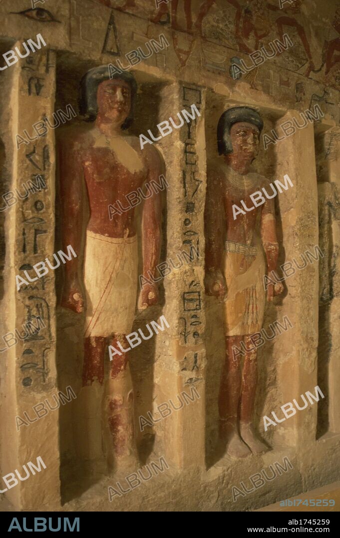 ARTE EGIPCIO. EGIPTO. IMPERIO ANTIGUO. FINALES V DINASTIA-PRINCIPIOS VI DINASTIA. MASTABA DE IRUKAPTAH. Fue "Carnicero Jefe de la Gran Casa". Detalle de dos ESTATUAS DEL MURO ESTE SITUADAS EN NICHOS, QUE REPRESENTAN A FAMILIARES DEL DIFUNTO. SAKKARA.