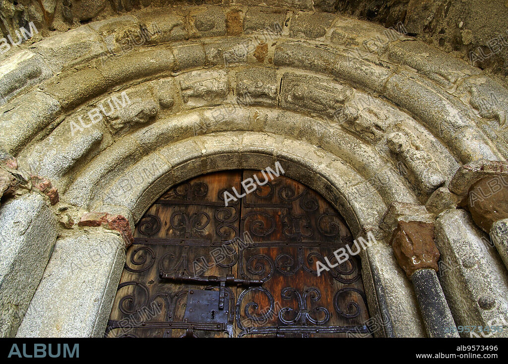 Portada romanica.Iglesia romanica de Sant Serni(s.XII). Meranges.Girona.Pirineos Orientales.Catalunya.España.