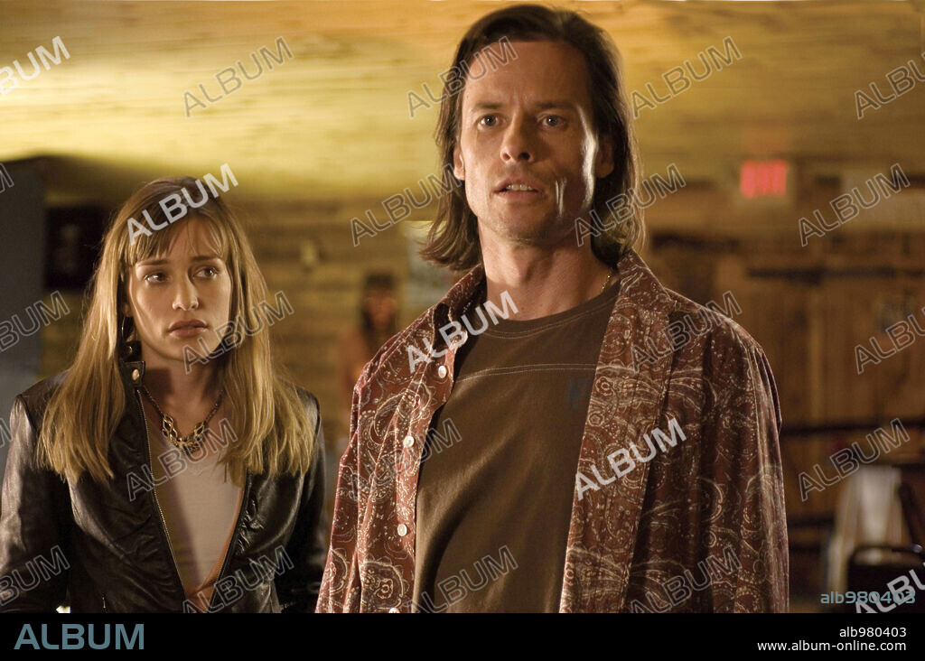 GUY PEARCE and PIPER PERABO in FIRST SNOW, 2006, directed by MARK FERGUS. Copyright FURST FILMS/KUSTOM ENTERTAINMENT/EL CAMINO PICTURES.