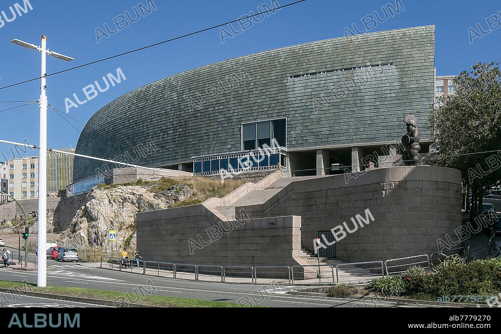 Spanien A Coruna Galicien 0802 Museum DOMUS - LA CASA DEL HOMBRE 1995 vollendet von Arata Isozaki rechts  Bronzeplastik RÖMISCHER KRIEGER von Fernando Botero.