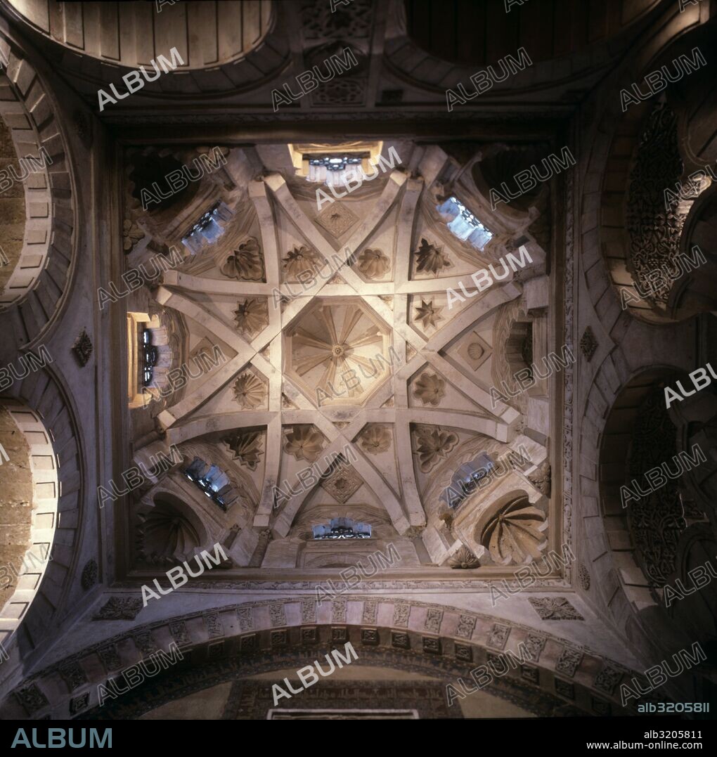 MEZQUITA DE CORDOBA. CUPULA DEL MIHRAB. CUPULA DE LA NAVE LATERAL DERECHA DEL MIHRAB. EPOCA DE ALHAKAM II.  CORDOBA, ESPAÑA.