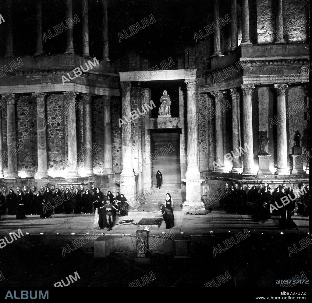 Mérida, 21/06/1975. «La Orestiada» en versión de José María Pemán, en el Teatro Romano de Mérida. En la imagen, Orestes (Carlos Ballesteros) y Electra (Elisa Ramírez) ante la tumba de su padre, Agamenón.