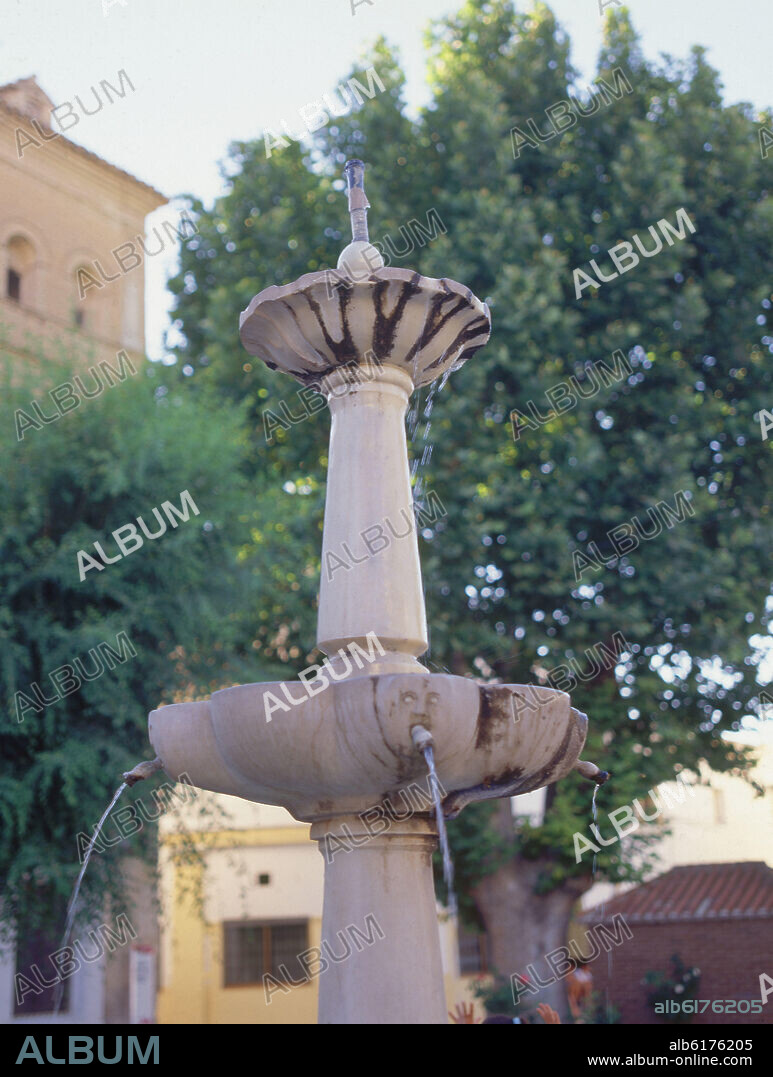 FUENTE DE MARMOL EN LA PLAZA DEL PUEBLO.