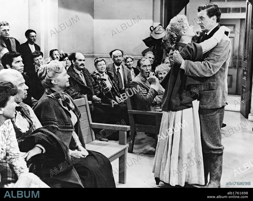 GREER GARSON y WALTER PIDGEON en LA SEÑORA CHESNEY, 1953 (SCANDAL AT SCOURIE), dirigida por JEAN NEGULESCO. Copyright M.G.M.