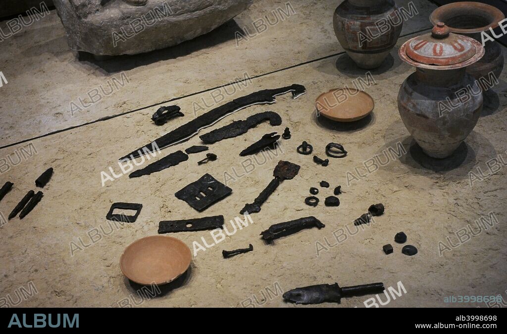 Ajuar funerario de la Sepultura 155 de Baza (Dama de Baza). Siglo IV a. C. Compuesto por piezas cerámicas y panoplias de guerrero depositados a modo de ofrenda. Hallada en el Cerro del Santuario (Basti, Baza, provincia de Granada, Andalucía). Museo Arqueológico Nacional. Madrid. España.