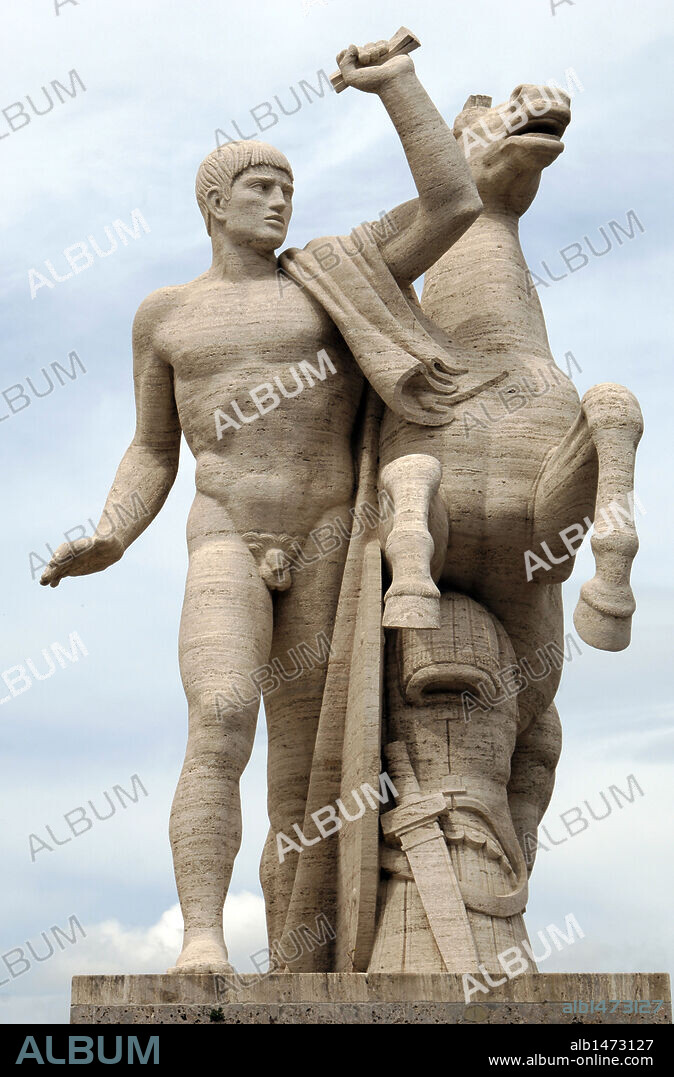 DIOSCUROS. Tindáridas CASTOR Y POLUX, gemelos solares hijos de Zeus. ESTATUA en el PALACIO DE LA CIVILIZACION ITALIANA (1938-1943), construído para la Exposición Universal de Roma de 1942. Esculpida por Publio Morbiducci y Alberto de Felci. Distrito EUR. ROMA Italia.