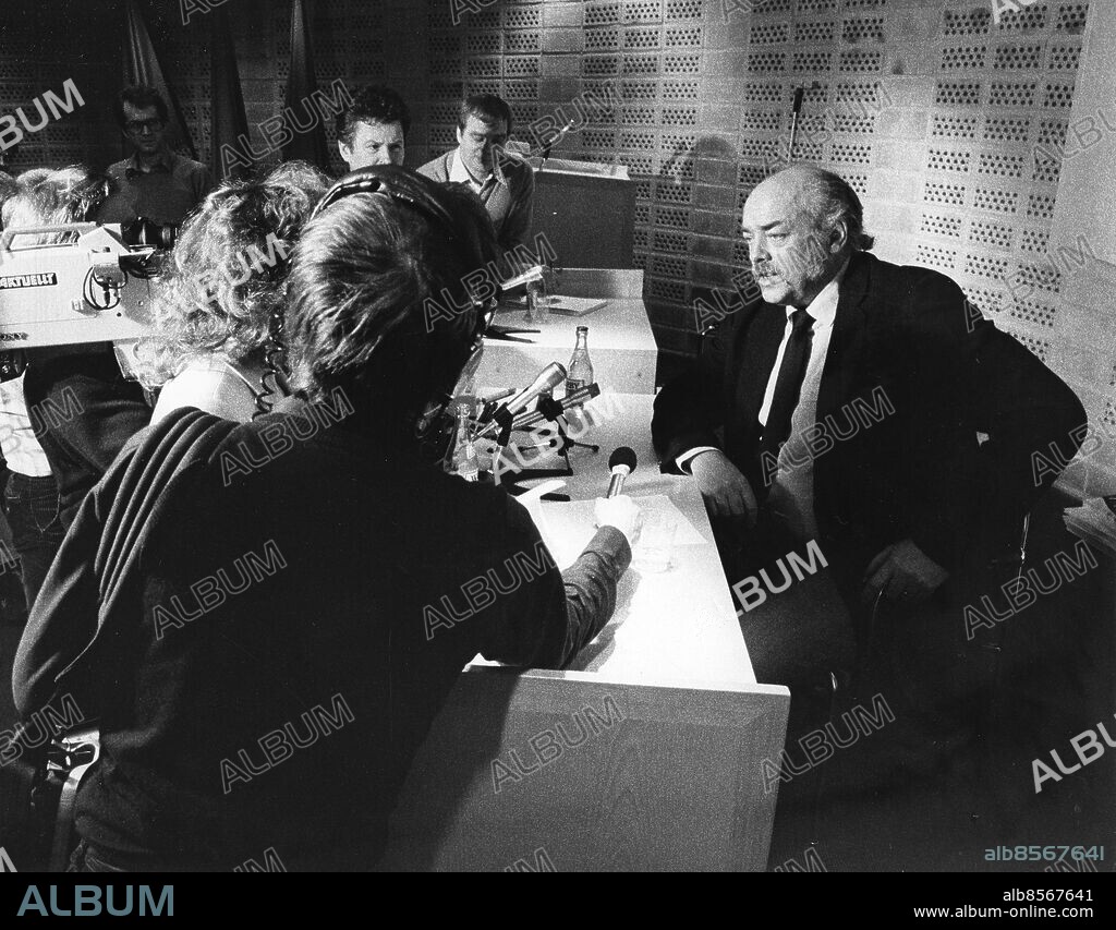 STOCKHOLM19830216. Fackföreningen metalls ordförande Leif Blomberg svarar på frågor från journalister under löneförhandlingarna med Verkstadsföreningen vid avtalsförhandlingarna 1983.. Foto: Sven Erik Sjöberg/DN / SCANPIX / Kod: 53 . ** SVD OUT **.