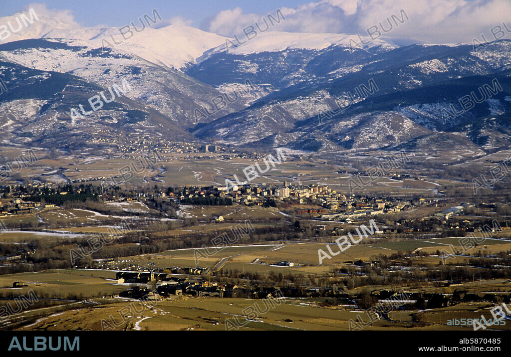 Puigcerdà y estaciones de Ski de La Molina / Masella al fondo.