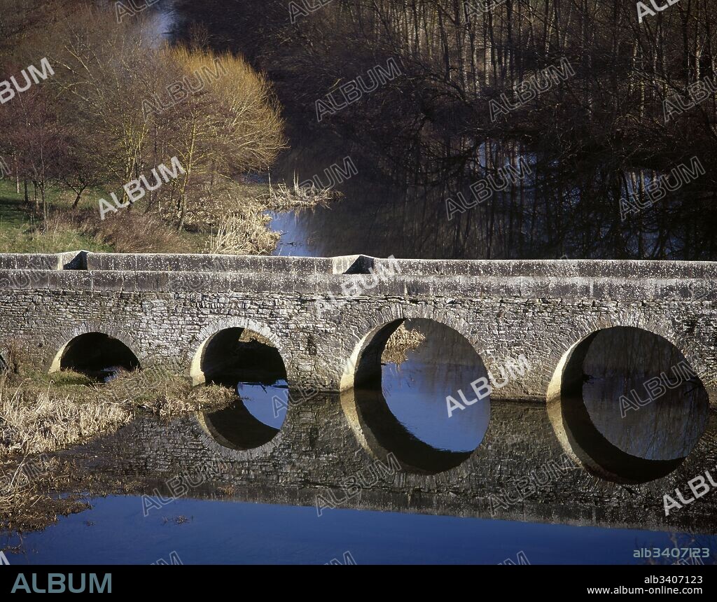 Puente Romano de Trespuentes. Cruza el río Zadorra. Está formado por trece arcos de medio punto. Junto al mismo se asentaba la antigua ciudad romana de Iruña. Vista parcial. Provincia de Alava. País Vasco.