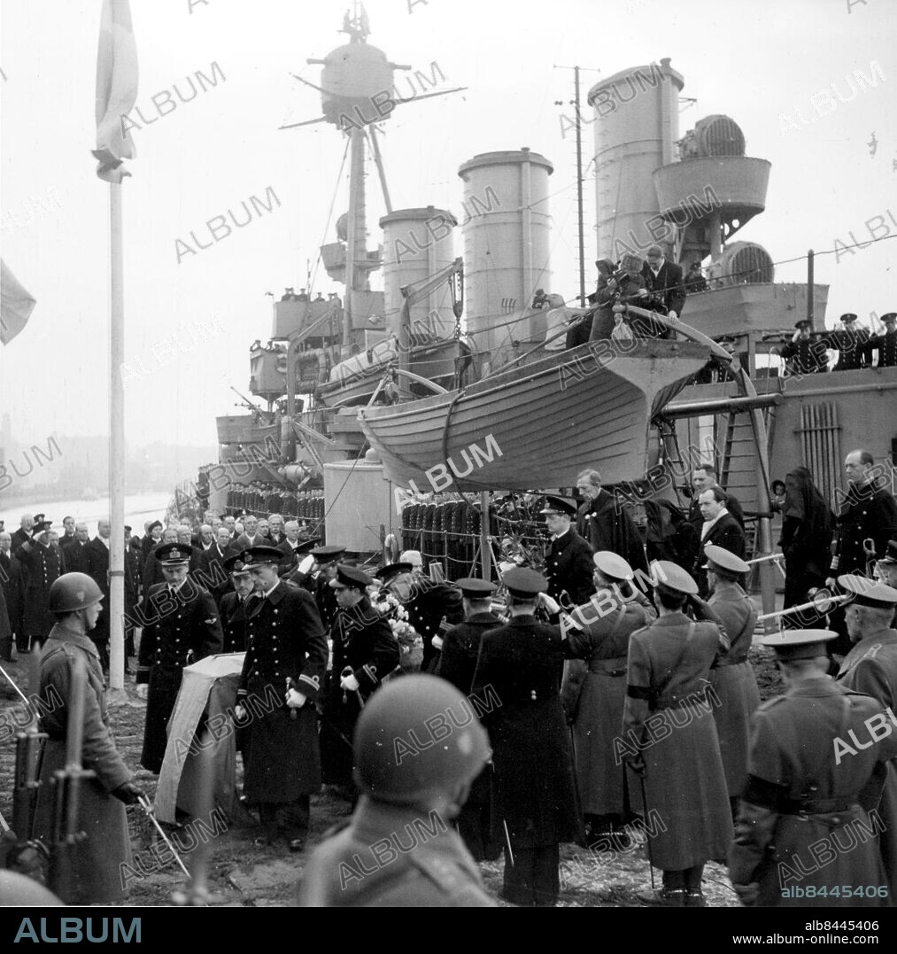 MALMÖ 1947 . Kronprins Gustaf Adolf död i flygolycka på Kastrup 19470126. Kistan kommer till Malmö och Smörkontrollen med pansarskeppet Oscar II. Foto Okänd / Sydsvenskan / SCANPIX. **OUT Kvällsposten, Skånska Dagbladet, Metro Skåne**. ***BETALBILD***.