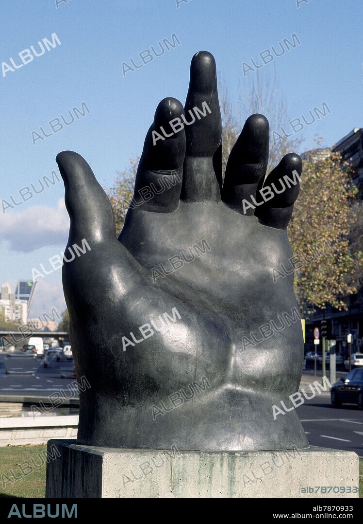 FERNANDO BOTERO. LA MANO - SIGLO XX - ESCULTURA EN BRONCE INSTALADA EN EL PASEO DE LA CASTELLANA.