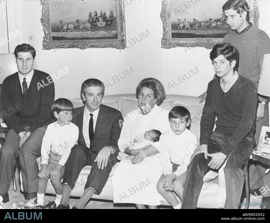 Madrid, 14/12/1968. Los Duques de Alba, María del Rosario Cayetana Fitz James Stuart y Luis Martínez de Irujo y Artacoz, posan con todos sus hijos pocos días después del nacimiento de su hija Eugenia Martínez de Irujo Fitz James Stuart.