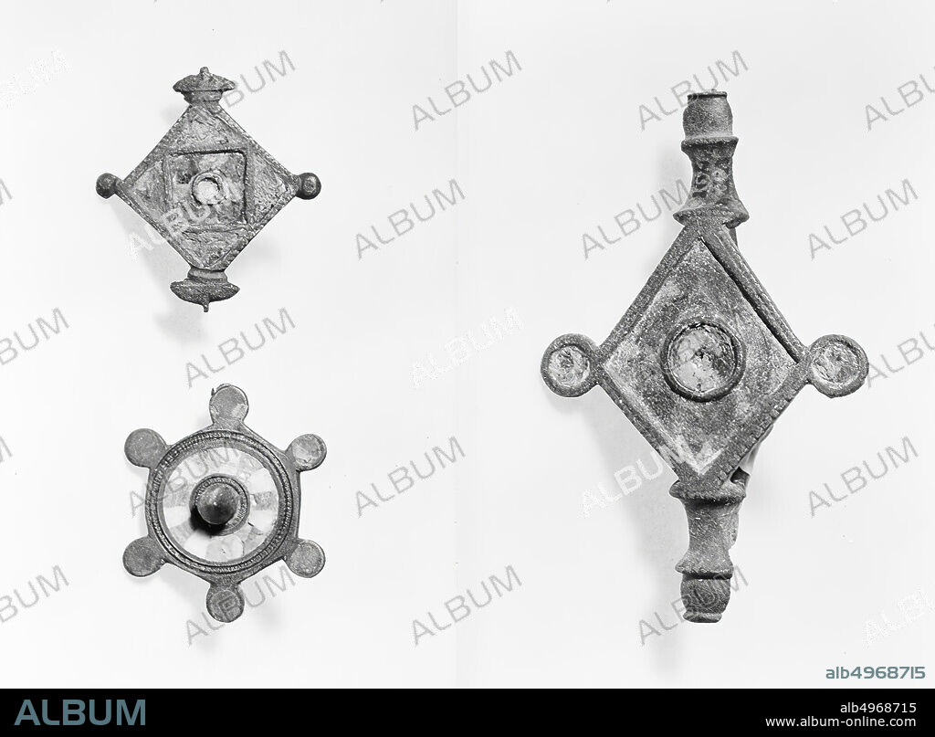 Enamel fibula, diamond-shaped. In the middle a circle, surrounded by a square whose points touch the sides of the diamond in the middle. In the square an equal-armed cross. At the corners of the diamond protrusions. Hinge and needleholder intact, needle away., Fibula, enamel fibula, metal, bronze, glass, enamel, 3,7 x 3,4 cm, roman 50-250, Netherlands, Utrecht, Bunnik, Vechten, Houtense Vlakte.