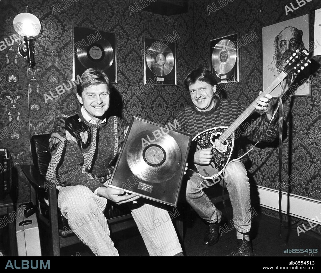 Göteborg 1988-11-05. Ingvar Karlsson och Sven-Erik Magnusson med guldskivor *** Local Caption *** GP Foto: Bengt Kjellin. KAMERAREPORTAGE.