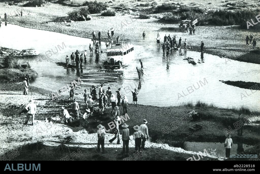 Guerra civil española (1936-1939). Zona nacional. Milicias voluntarias cruzando el río Albiar para la toma de Constantina (Sevilla).