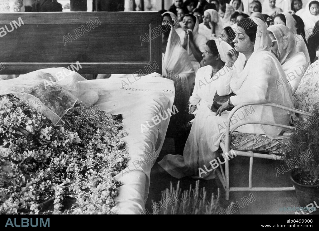 Orig. bildtext... 500,000 AT FUNERAL OF ASSASINATED PAKISTAN PREMIER 18-10-51 Nearly half a million people attended the funeral of Mr. Liaquat Ali Khan, Prime Minister of Pakistan in Karachi. He was buried near the grave of Mr. Jinnah, Pakistan's First Governor General yesterday. Mr. Liaquat Ali Khan's body, draped in the Pakistani flag was brough from Rawalpindi by air and taken to his Karachi home where thousands of people of all classes filed past it. I.N.P. Photo shows:- The Premier's widow, The Begum Liaquat Ali Khan paying homage at the lying in State. Anm. Liaquat Ali Khan, 1895-1951, indisk-pakistansk politiker, Pakistans förste premiärminister. Profiler Sorg Lit de parade Traditionell klädsel CD545 persons: JEHANGIRA BEGUM;LIAQUAT ALI KHAN* sites: KARACHI;PAKISTAN.