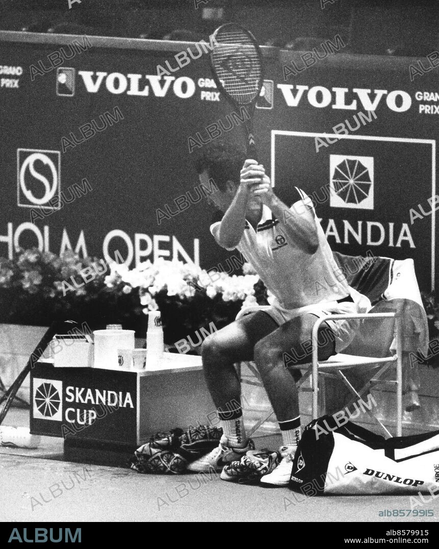 STOCKHOLM 19841104 . Stockholm Open tennis. John McEnroe fick ett vredesutbrott i matchen mot Anders Järryd. Nu får han böta och riskerar avstängning.. Foto: Dan Hansson Kod: 30062 . COPYRIGHT SCANPIX.