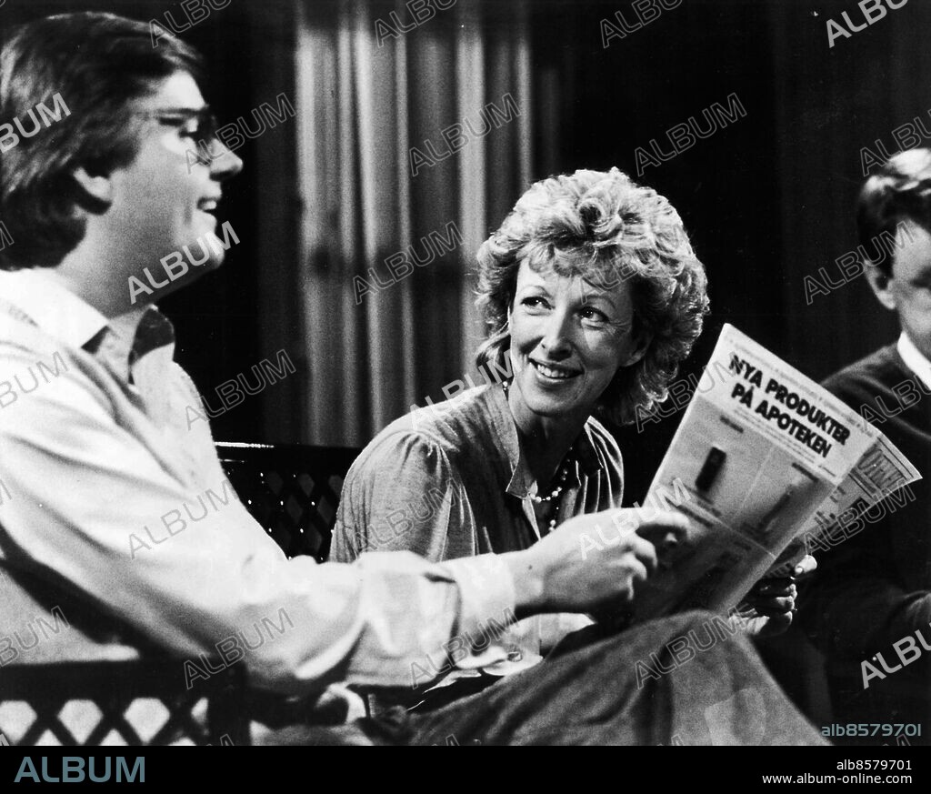 Göteborg 1983-01-20. Omtanke och mänsklighet är viktiga begrepp för tv-producenten My Persson och hennes program På äldre dar - Här ses hon med programmets pianst Curt-Eric Holmquist *** Local Caption *** GP Foto: Harry Nicolaisen. KAMERAREPORTAGE.