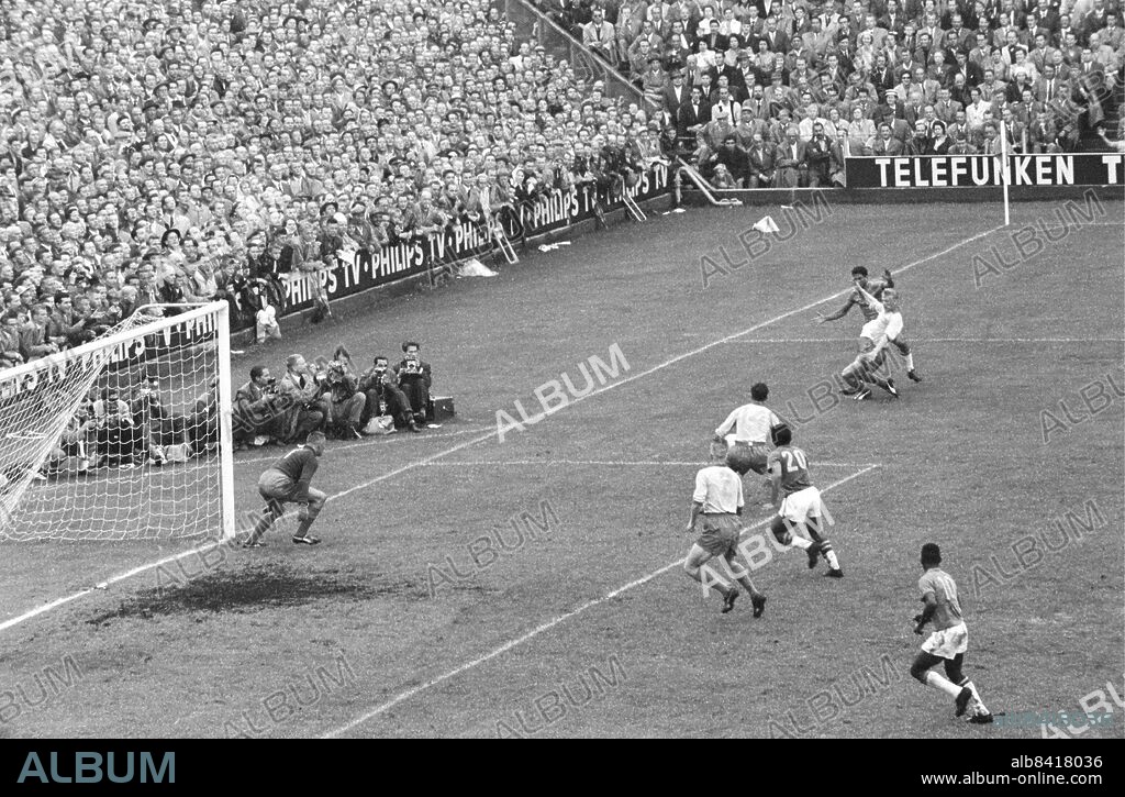 STOCKHOLM 19580629.. World Cup final between Sweden and Brazil at Rasunda stadium in Solna, Sweden. Garrincha shoots a cross that a second later met Vava, no. 20. Swedish players Julle Gustavsson, Tony Randall and goalkeeper David Smith can not prevent Vava from doing the goal 2-1 for Brazil . On the far right, Pele. The match ended 5-2 to Brazil.. Foto: Lars Nyberg / EXPRESSEN / SCANPIX / kod 34.