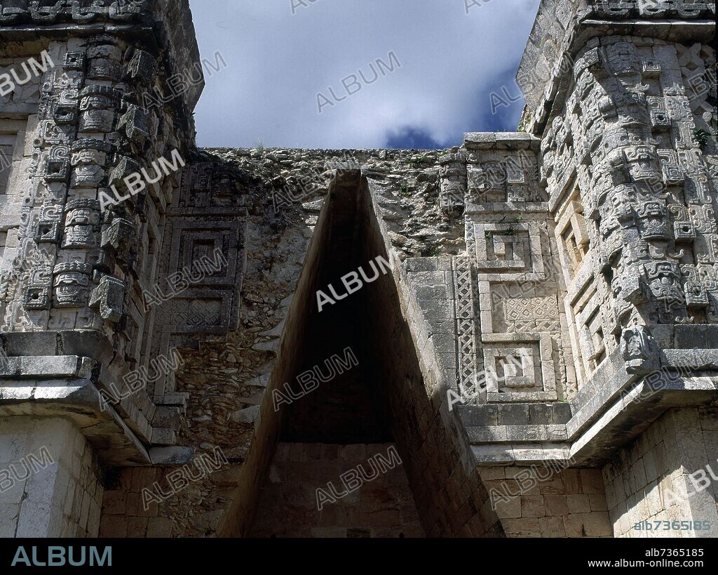 PALACIO GOBERNADOR-FACHADA LATERAL-ARCO MAYA.