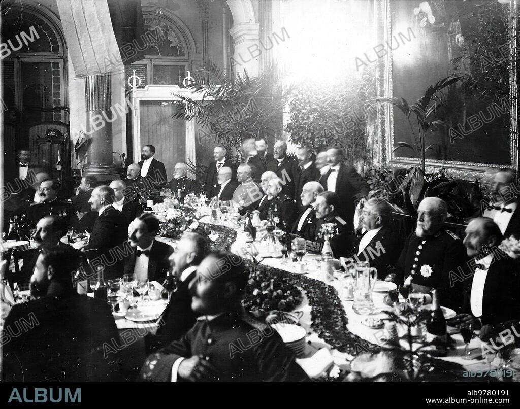 1910. Tribute to the army in Barcelona. Presidential table of the banquet given to the Representatives of the Melilla army at the World Palace, General Weyler (1), the Civil Governor, Mr. Suárez Inclan (2).