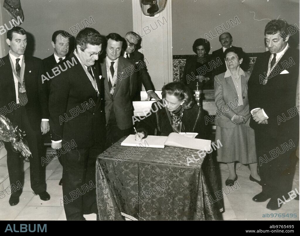Sevilla, 31/3/1991. La Reina Fabiola, en la Hermandad del Rocío de Triana, firmando en el libro de oro de la Hermandad de Triana en presencia del hermano mayor de entonces, Julio Aguado Sainz de la Maza, y los miembros de junta Augusto Jannone di Armando y Juan Rosales, entre otros.