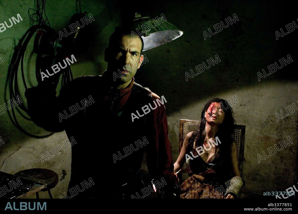 JENNIFER LIM und RICK HOFFMAN in HOSTEL, 2005, unter der Regie von ELI ROTH. Copyright LIONS GATE FILMS.