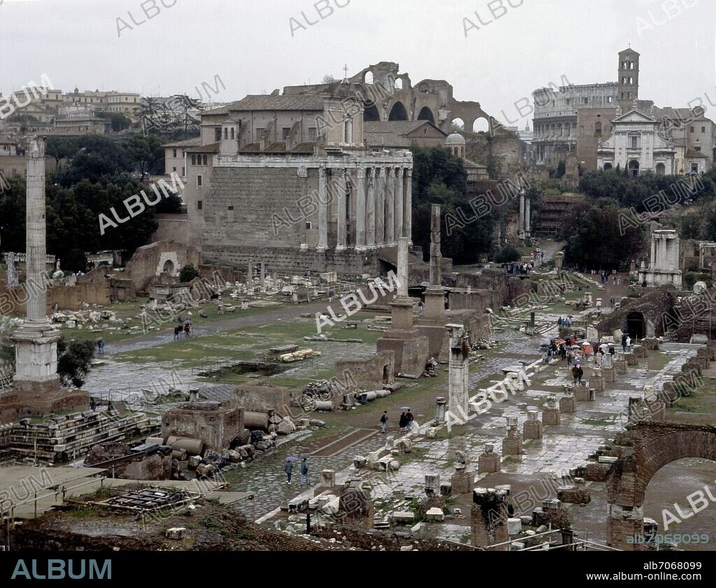 VISTA GENERAL DEL VALLE DEL FORO, EN PRIMER TERMINO RESTOS DEL BASAMENTO DE LA BASILICA JULIA, AL FONDO TEMPLO DE ANTONINO Y FLAVIA.
