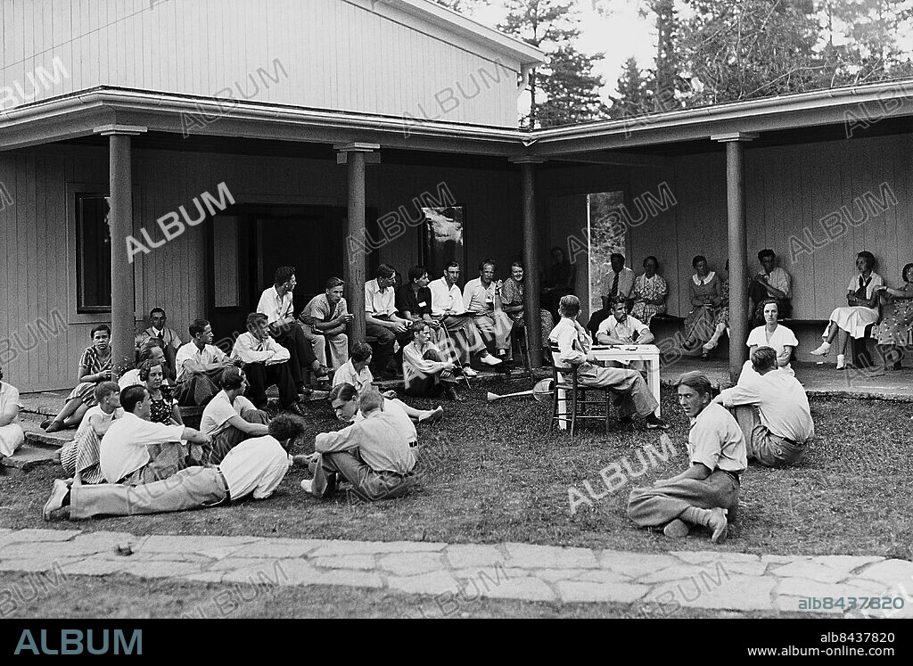 ARKIV 1935 . Elever och lärare vid internatskolan i Viggbyholm utanför Täby, som startades 1928 av pedagogen och reformatorn Per Sundberg (1889-1947).. Sundberg var skolans rektor fram till sin död. 1972 upphörde internatskoleverksamheten, Boarding school in Viggbyholm.. Foto: TT / Kod 1900.