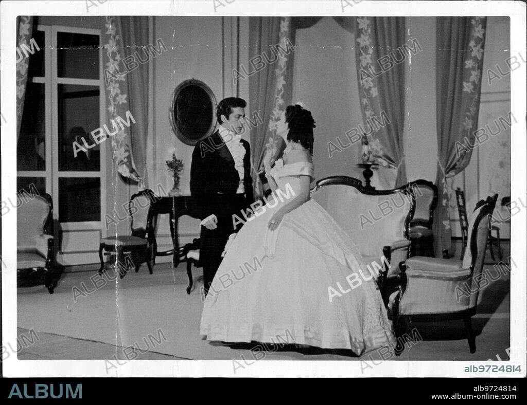 September 27, 1955. The Lady of the Camellias, in the Comedy. Conchita Montes and Fernández Ardavín They premiered an adaptation of Dumas's famous drama "The Lady of the Camellias." The first actress and Adaptor, who embodied the romantic character of Margarita Gautier, appears here in a scene from the Play, with Carlos Muñoz in the role of Armando Duval.