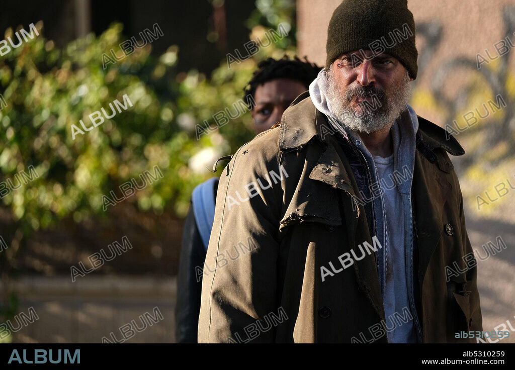 JOE MANGANIELLO y SKYLAN BROOKS en ARCHENEMY, 2020, dirigida por ADAM EGYPT MORTIMER. Copyright SpectreVision.