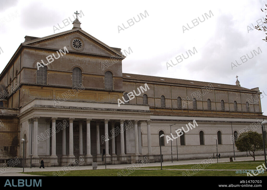 ITALIA. ROMA. BASILICA DE SAN PABLO EXTRAMUROS (SAN PAOLO FUORI LE MURA). Erigida por Constantino sobre la tumba del apóstol Pablo, fue reconstruída según el original en el siglo XIX tras su destrucción en el incendio de 1823. Declarada Patrimonio de la Humanidad. Vista exterior.