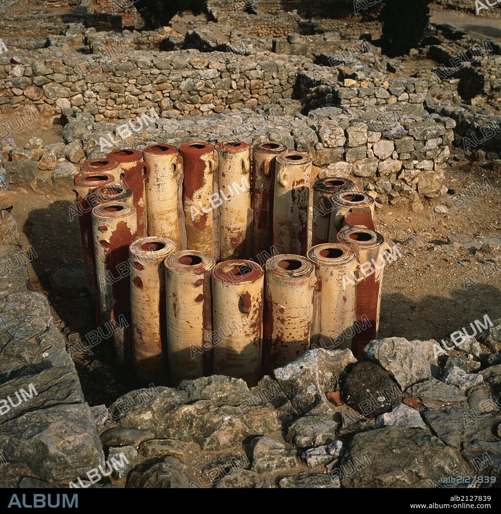 ARTE GRIEGO. ESPAÑA. FILTROS DE AGUA (siglo III a. C.). Las ánforas poseen un orificio en la base y debían estar llenas de materiales filtrantes como arena, grava, etc. NEAPOLIS GRIEGA. EMPURIES. Provincia de Girona. Comarca del Alt Empordà. Cataluña.