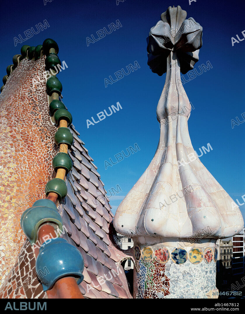 ARTE S. XIX. MODERNISMO. GAUDI, Antoni (Reus, 1852-Barcelona, 1926). Arquitecto catalán. CASA BATLLO (1904-1906). Detalle de la CUBIERTA ONDULADA que representa el armazón de un dragón y de la TORRE BULBIFORME de cerámica rematada con una CRUZ de cuatro brazos. BARCELONA. Cataluña.