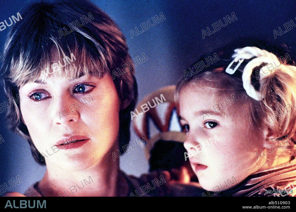 DEE WALLACE-STONE und DREW BARRYMORE in E.T. - DER AUSSERIRDISCHE, 1982 (E. T. THE EXTRA-TERRESTRIAL), unter der Regie von STEVEN SPIELBERG. Copyright UNIVERSAL PICTURES.