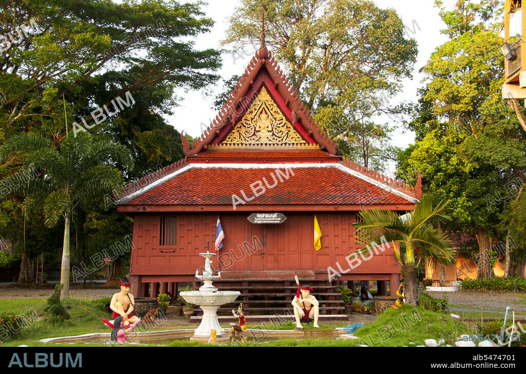 Wat Plai Klong, also known as Wat Buppharam, was built in 1652 (late Ayutthaya period) during the reign of King Prasat Thong (r. 1629 - 1656). It is the oldest temple in Trat.