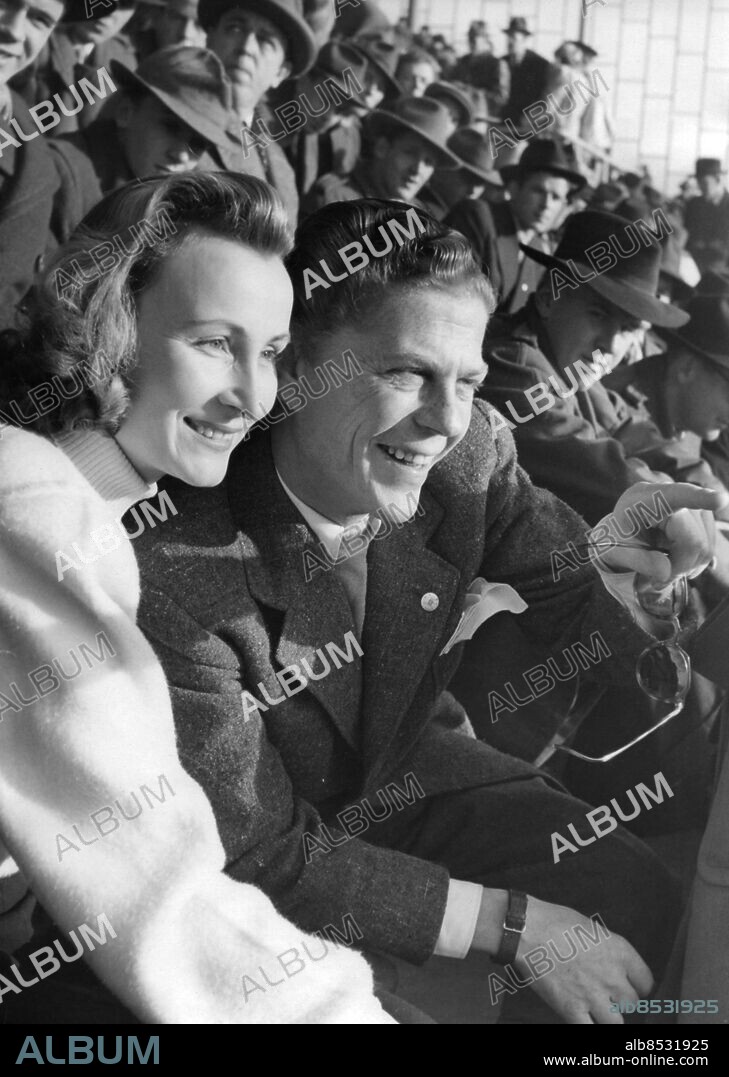 Orig. bildtext... DYNAMO-NORRKÖPING PÅ RÅSUNDA. På läktaren syntes Sture Lagerwall med fru Guje Sjöström. Anm. Peka persons: GUJE SJÖSTRÖM;STURE LAGERWALL sites: STOCKHOLM;SVERIGE.