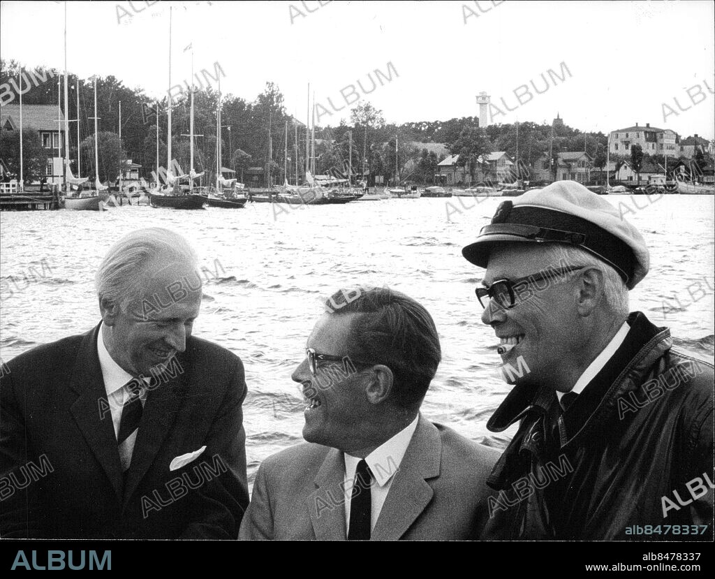 Sandhamn 1966-06-30. Erik Westerlind, Erik Thor och Tore Wretman öppnar portarna till KSSS-restaurangen på Sandhamn. Foto: SvD / TT / kod 12014.