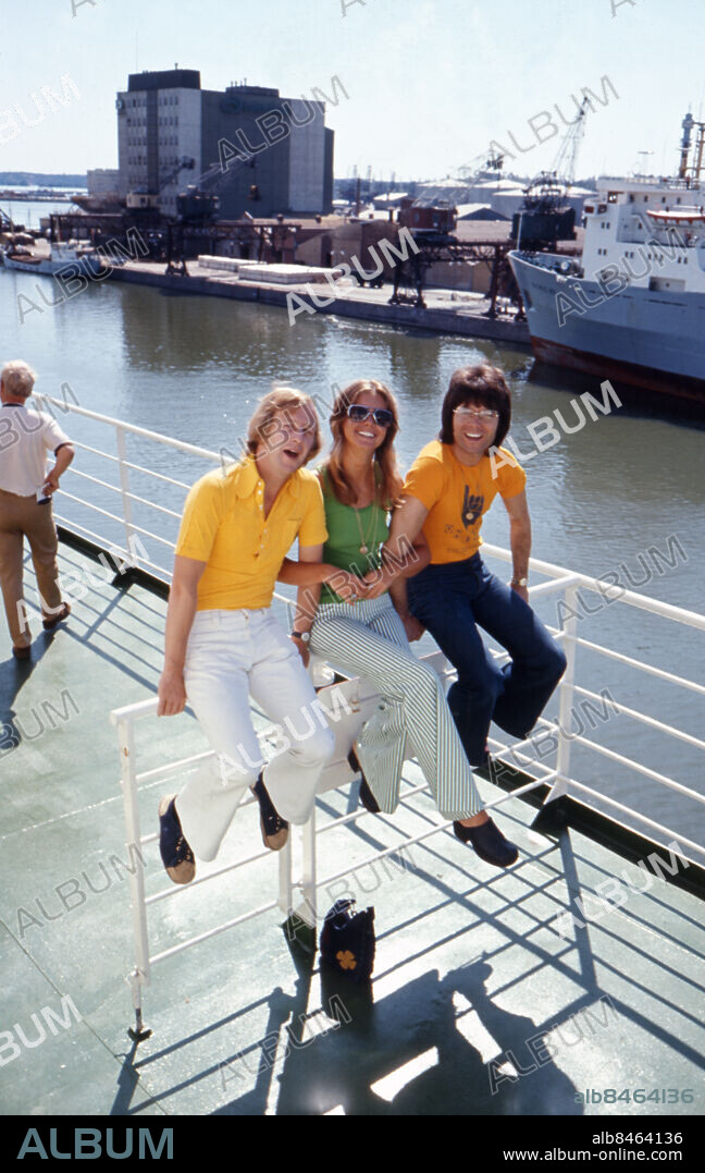 Bild tagen inför programmet Ryck mig i väskan, sänt första gången 1972-12-25 Trio persons: TIM BROOKE-TAYLOR;CLIFF RICHARD;OLIVIA NEWTON-JOHN sites: SVERIGE;STORBRITANNIEN*.
