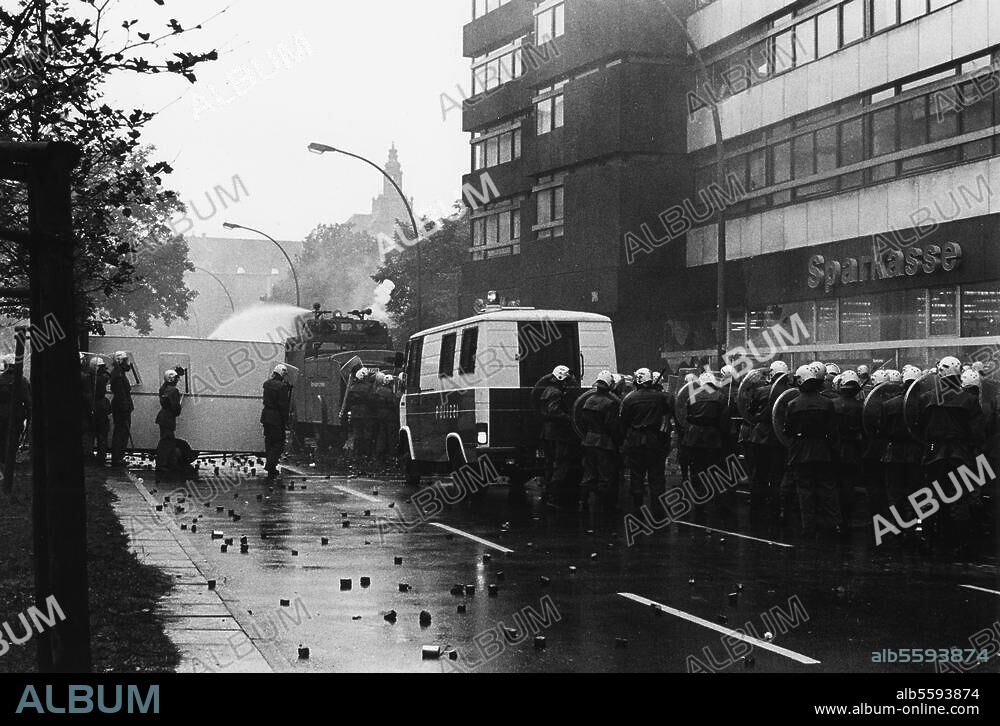 Berlin, 25. Juni 1981. Hausbesetzer-Demonstration. Polizeieinsatz an der Martin-Luther-Ecke Wartburgstraße. Foto (Udo Hesse).