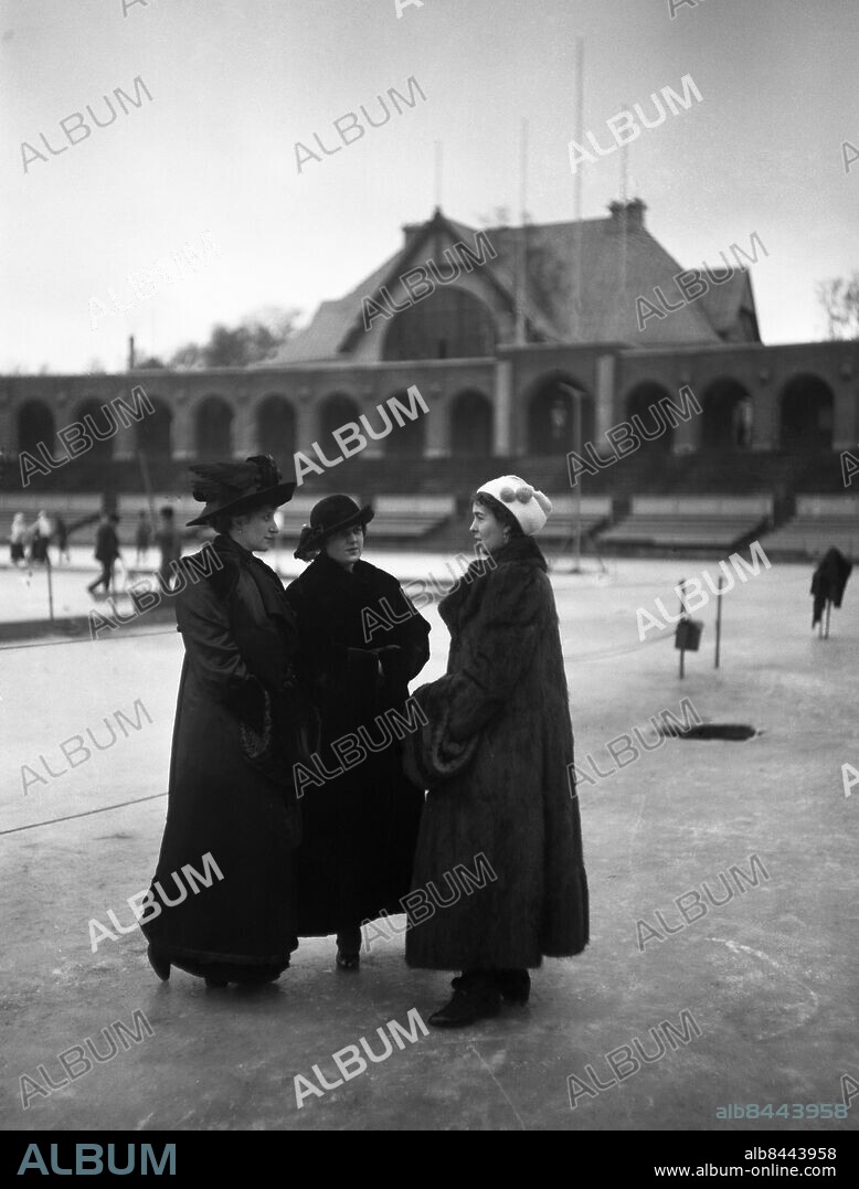 ARKIV 1915. Kronprinsessan Margareta (tv) och Maria Pavlovna, gift med prins Vilhelm 1908-1914 och furst Sergej Putiatin 1917-1924. Mor till Lennart Bernadotte. Kvinnan i mitten är en hovdam.. Crown princess Margareta (to the left) and princess Maria Pavlovna, married to the swedish prince Vilhelm 1908-1914 and russian prince Sergei Putiatin 1917-1924. The woman in the middle is a maid of honour.. Foto: TT Historical/1900. Scanpix Sweden.