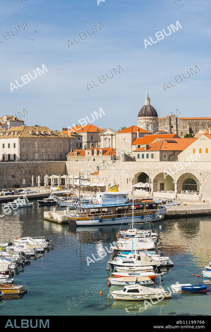 Ploce Gate to the Old Town, UNESCO World Heritage Site, Dubrovnik, Croatia, Europe.