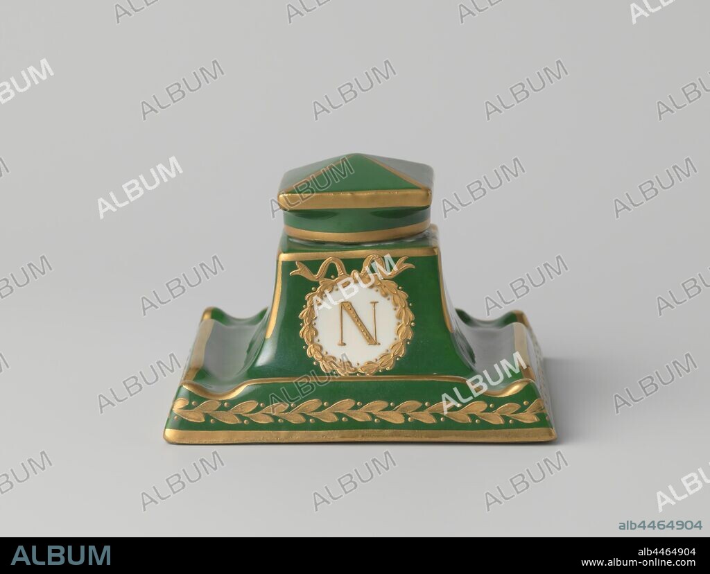 Base of an ink well with a N and insects, Square holder of a porcelain inkwell, painted on the glaze in green and gold. The holder has a wide base that narrows upwards. A continuous leaf tendril on the foot. The narrower wall with an N in a leaf wreath, cut out in green. The three other sides with insects. Marked on the bottom with 'M.IMP.LE DE SEVRES' and a four-leaf clover., Manufacture de Sèvres, Sèvres, c. 1800 - c. 1824, porcelain (material), glaze, gold (metal), vitrification, h 5.4 cm d 3.5 cm w 10.8 cm × d 10.7 cm.